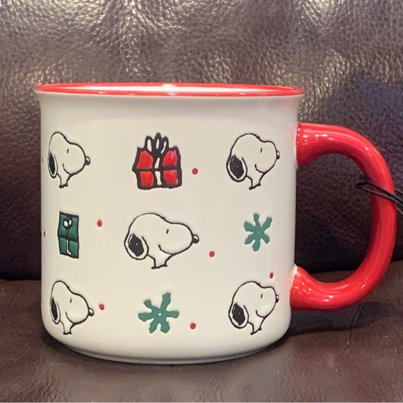 Peanuts Snoopy with Christmas Gifts and Snowflakes Ceramic Christmas Mug - Picture 1 of 7